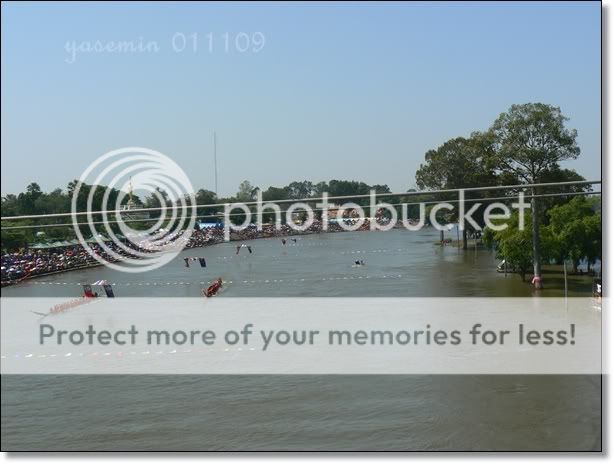 งานประเพณีแข่งเรือยาวประจำปีที่แม่น้ำมูล ลอยกระทงเลือด T T