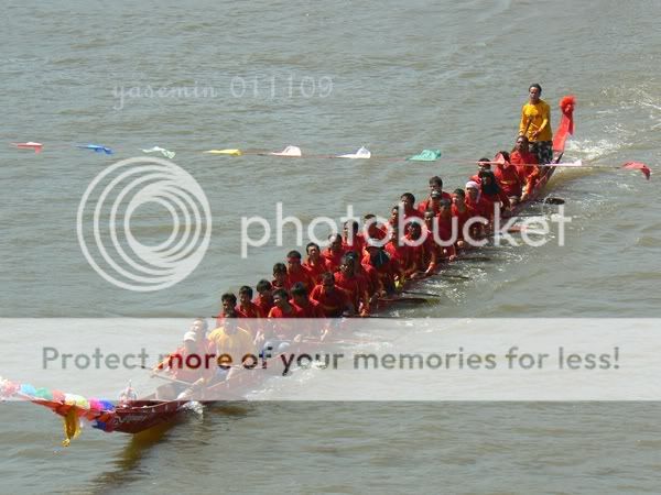 งานประเพณีแข่งเรือยาวประจำปีที่แม่น้ำมูล ลอยกระทงเลือด T T
