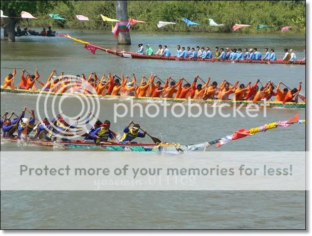 งานประเพณีแข่งเรือยาวประจำปีที่แม่น้ำมูล ลอยกระทงเลือด T T