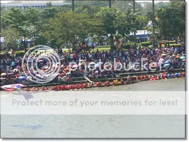 งานประเพณีแข่งเรือยาวประจำปีที่แม่น้ำมูล ลอยกระทงเลือด T T